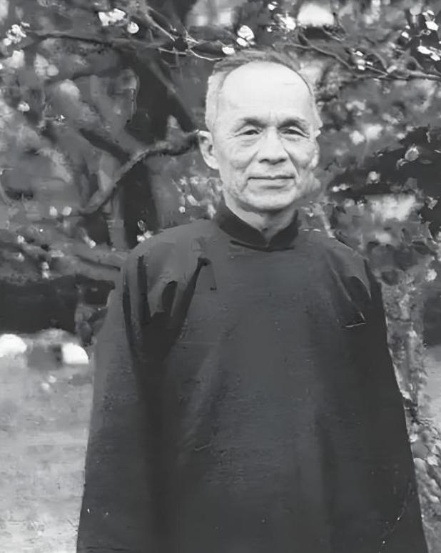 1942年春，青帮头目吴四宝被日本人毒死，他的老婆佘爱珍哭得死去活来。没想到早就
