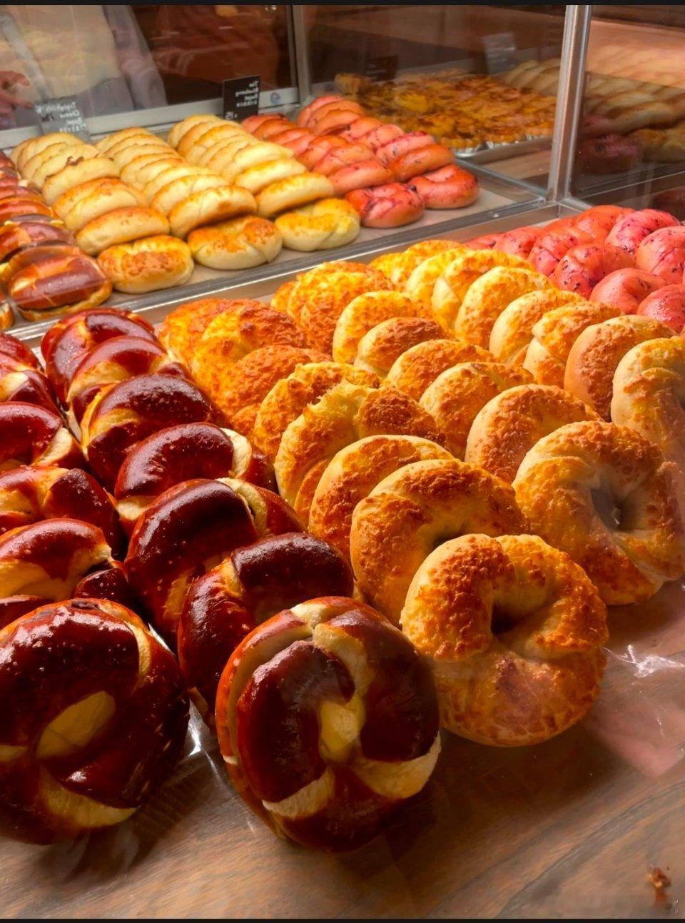 郑州6元面包摊老板要让家人出新摊什么时候也开到我们这儿来呢最近天冷很想要碳水，馋