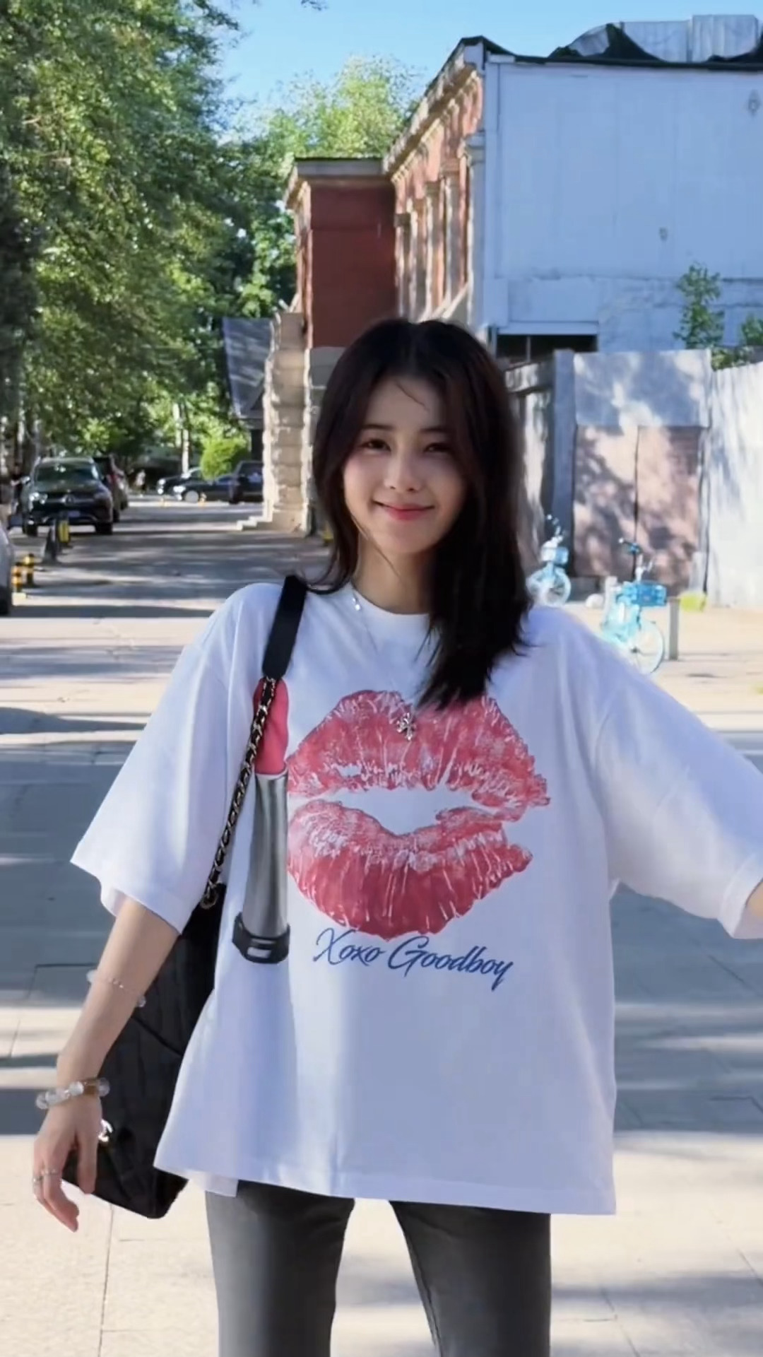白鹿晒手搓眼线白鹿抖日常，扑面而来的温柔女大 