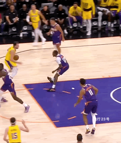 东锲奇比詹姆斯技术差在哪？
东锲奇这个突破三步上篮太别扭了，难看不说，球还没打进