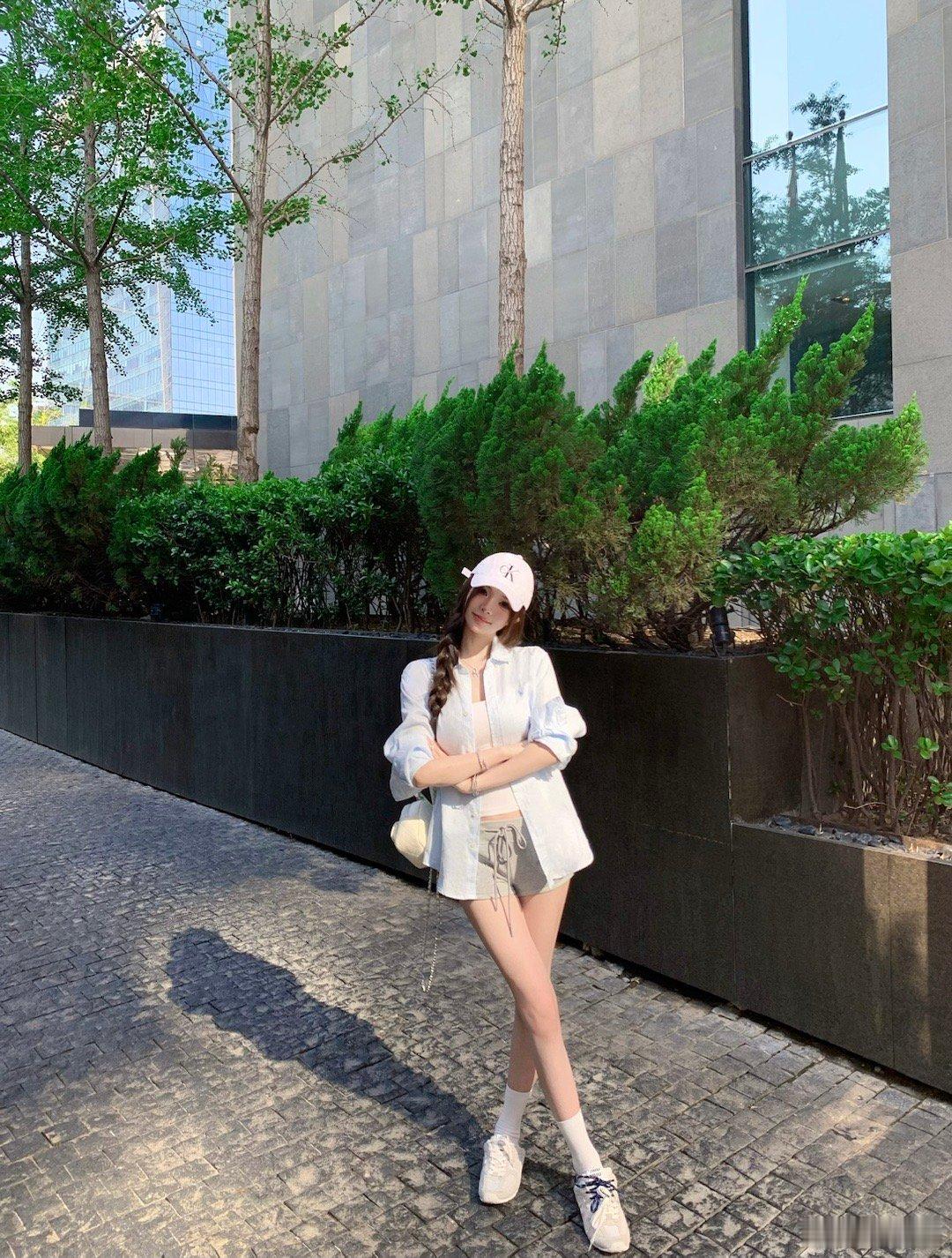 早上好呀bb们[猪头]小马衬衫我真的好爱随意搭配都不会出错！⏰6.28 20:0