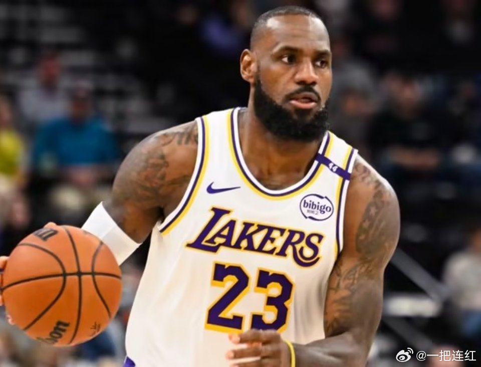 NBA常规赛湖人客场对阵勇士，追梦休战一场后复出。湖人在詹姆斯、东契奇与里夫斯三