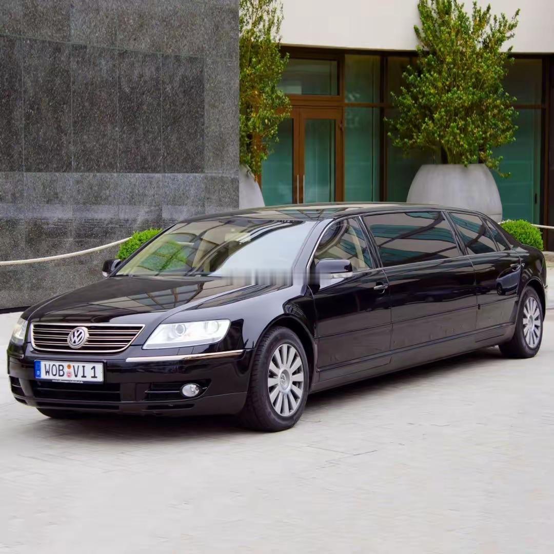 辉腾，再加长！！！看上去也象是个帕萨特XXXXXL版~~~过于低调的形象设计就别