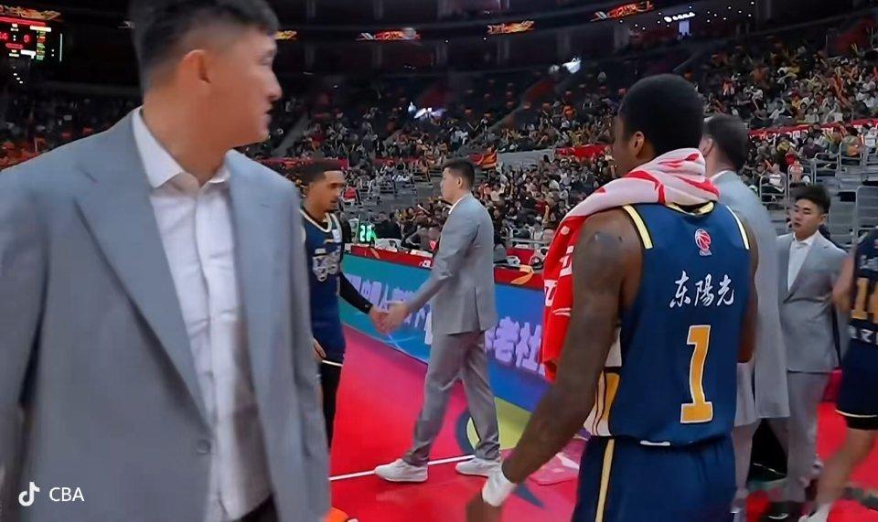 广东队半场轻松领先18分，这场是有什么活动吗？看到教练组全部统一着装啊，现场MC