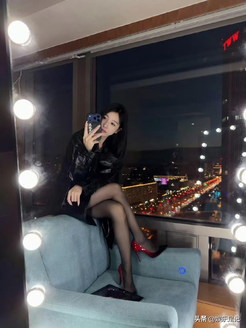 美腿辣妹
对镜自拍，皮衣黑丝相得益彰