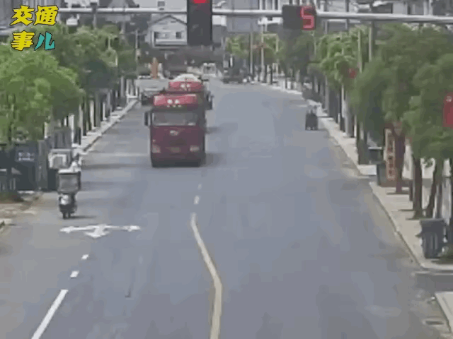 骑摩托车或电动单车变道，一定先要打方向灯，再看后面的情况，可通过倒视镜或者回头观