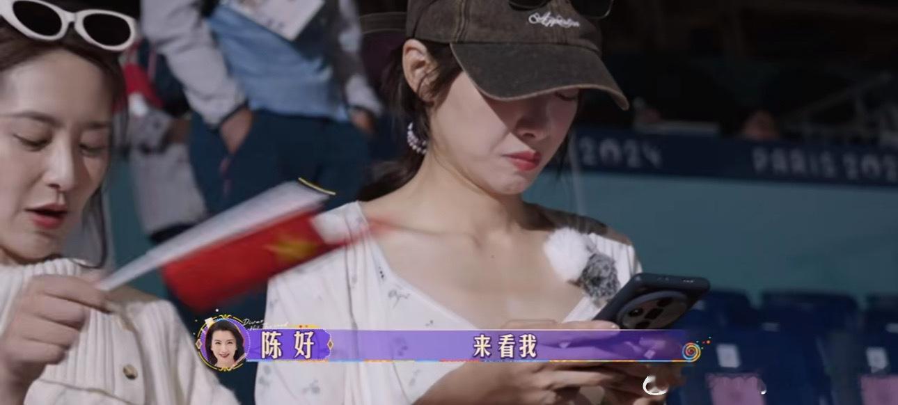 #宋茜当导游累到靠墙睡着#宋茜担任法国站的导游，大病初愈又忙着安排，累到靠墙睡着