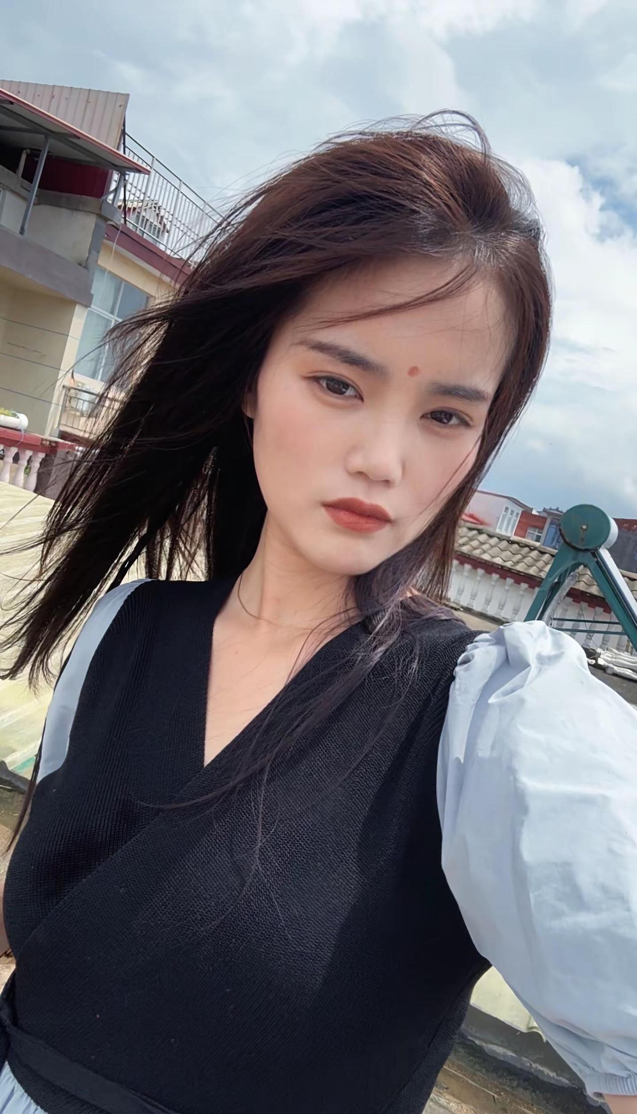 “很多错过可以重来，但心动和偏爱不行。对一个人的滤镜一旦破碎，就再也拼凑不出当初