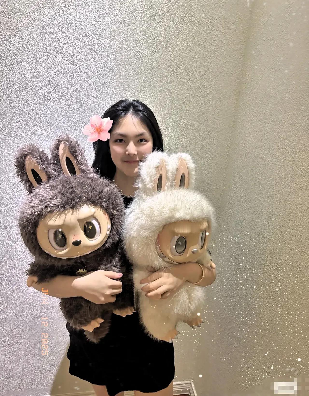 李湘又晒女儿王诗龄了,抱着两个超火的Labubu玩偶。

Labubu玩偶是当前