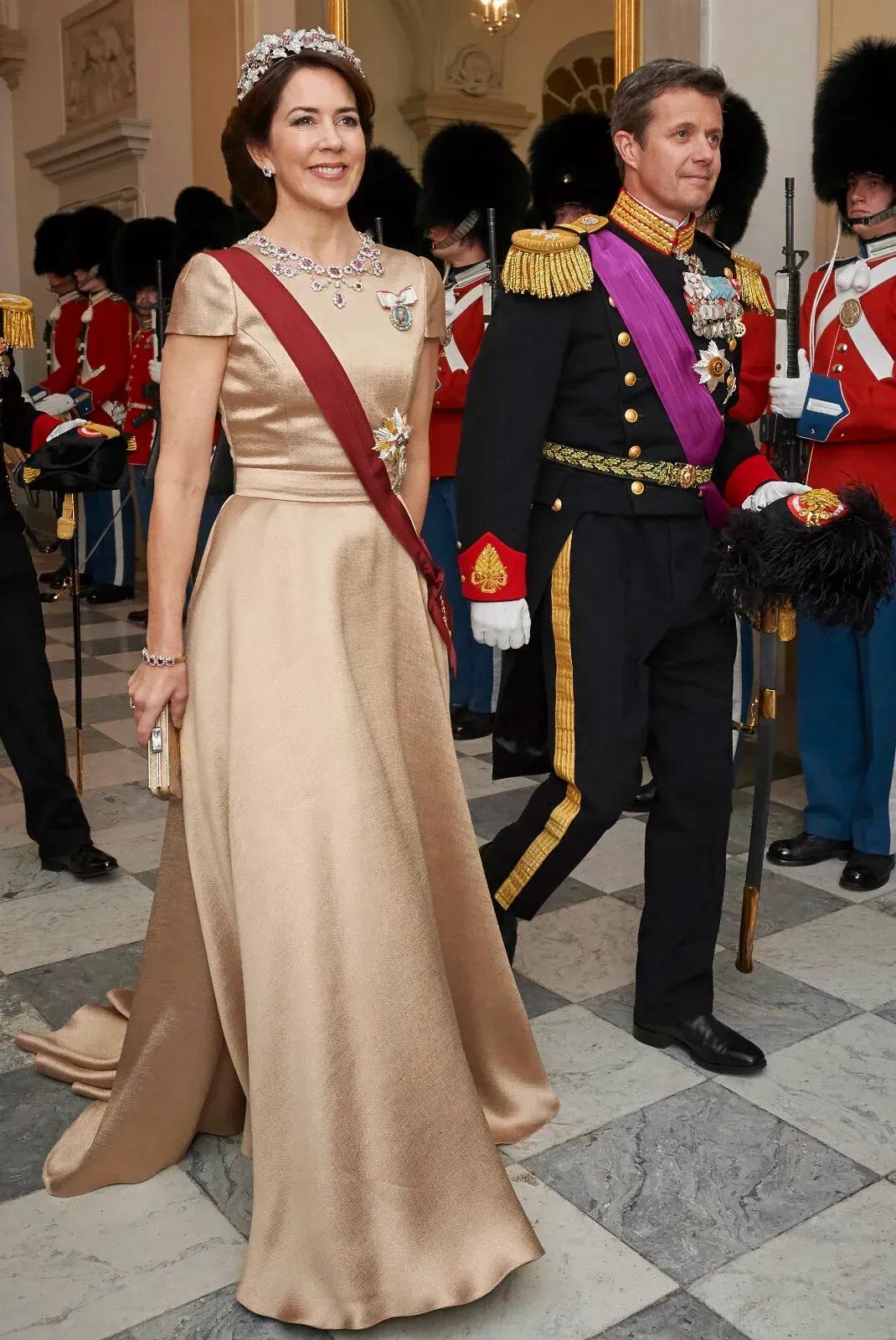 来聊聊丹麦王后玛丽在新年接待会上穿的金色缎面礼服

关注贵圈久了的童鞋对它肯定不