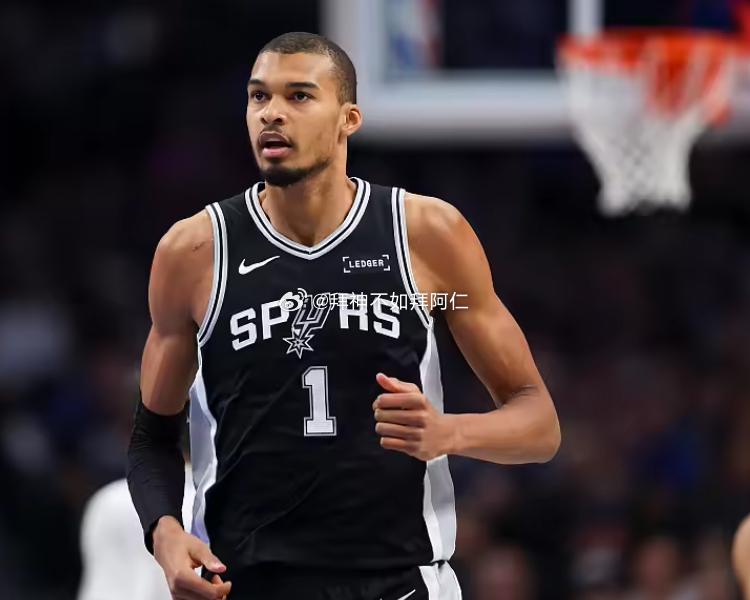 NBA季后赛继续进行，马刺今天在西部半决赛G1中主场对阵森林狼。上半场战罢，马刺