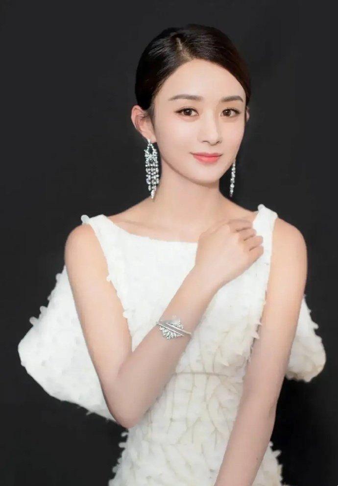 赵丽颖31岁嫁富二代，结婚4年，育有一子，没办婚礼已离婚。张嘉倪27岁嫁富二代，