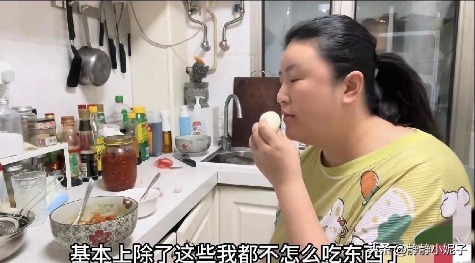 小二姐在北京，胖到170斤，尤其上半身虎背熊腰，腿还很细，这种体型最不容易减肥，