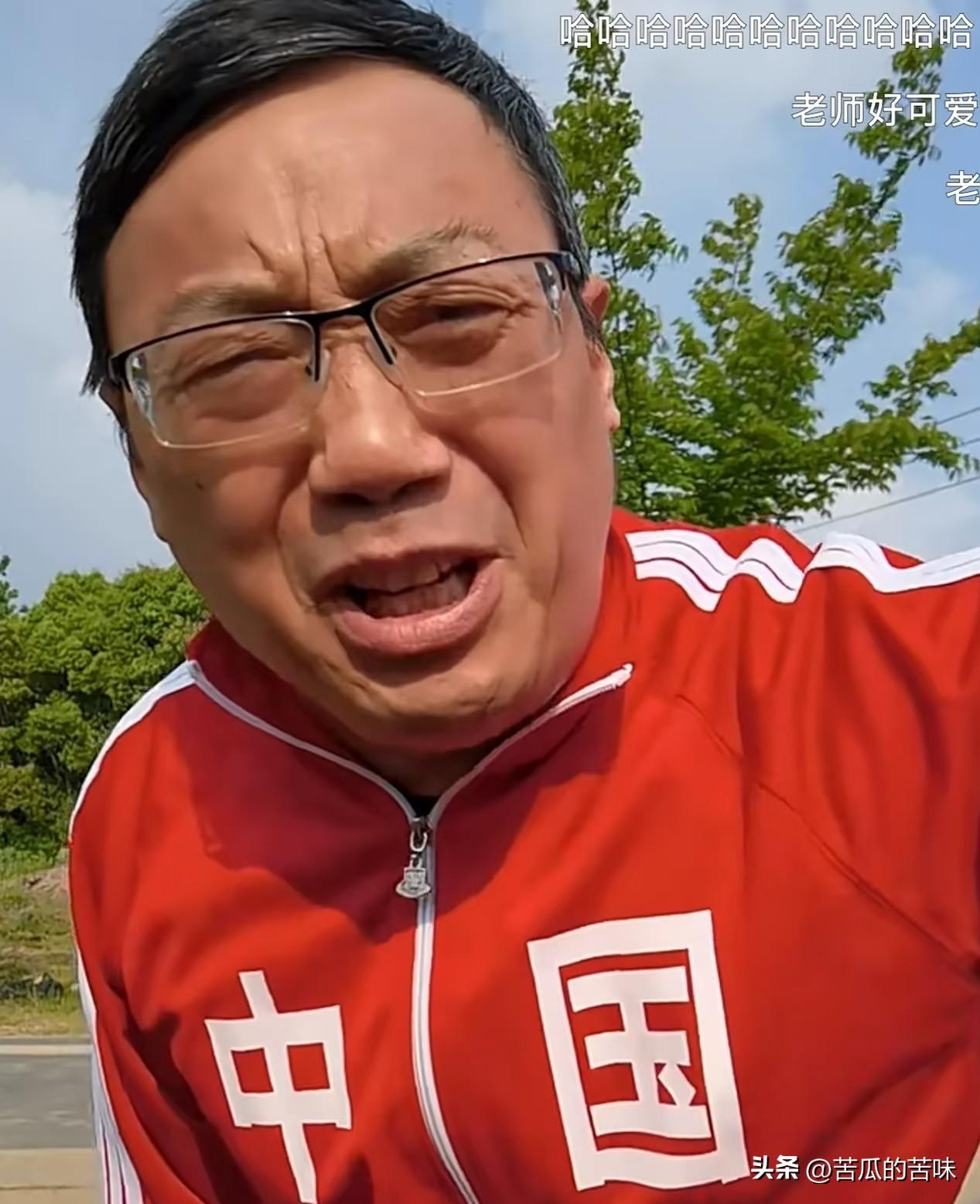 汤家凤今天转发了郑强的一段演讲片段，并且转述郑强的一个观点：正常外语学习不影响交