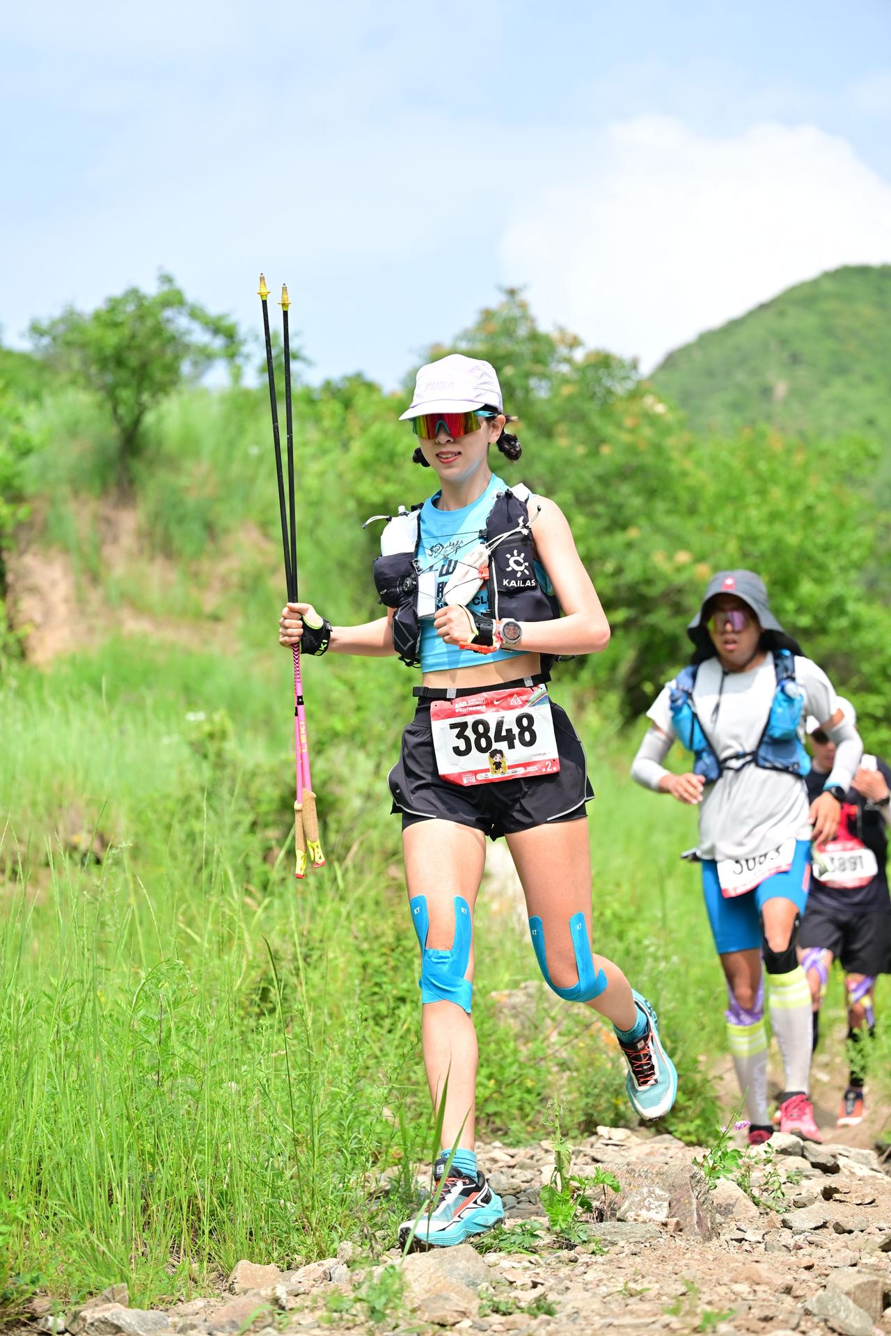 不必追着光跑，你本身就带着暖，慢慢走，也能照亮脚下的路。
