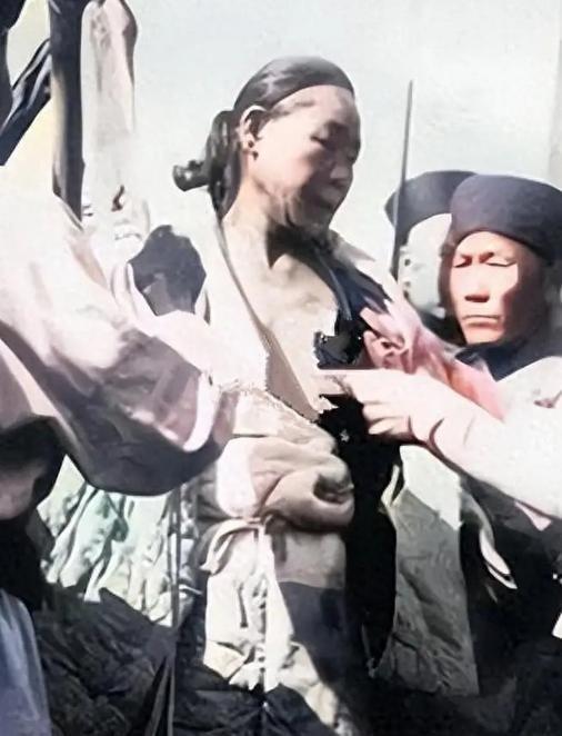 1904年，王维勤被活剐凌迟时一张罕见留影，他不断向后仰着身体，脸面向人群充满绝