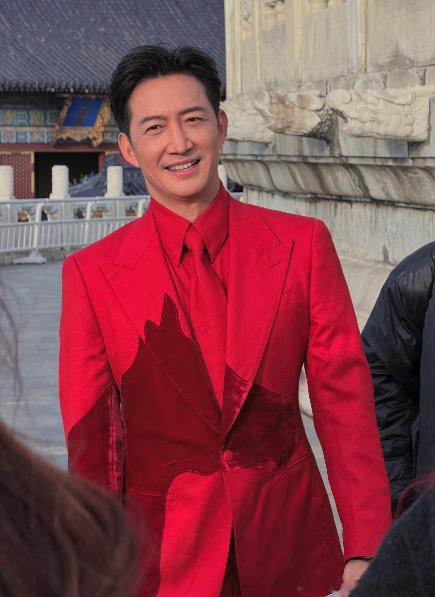 六小龄童老师一身大红！喜庆！ 