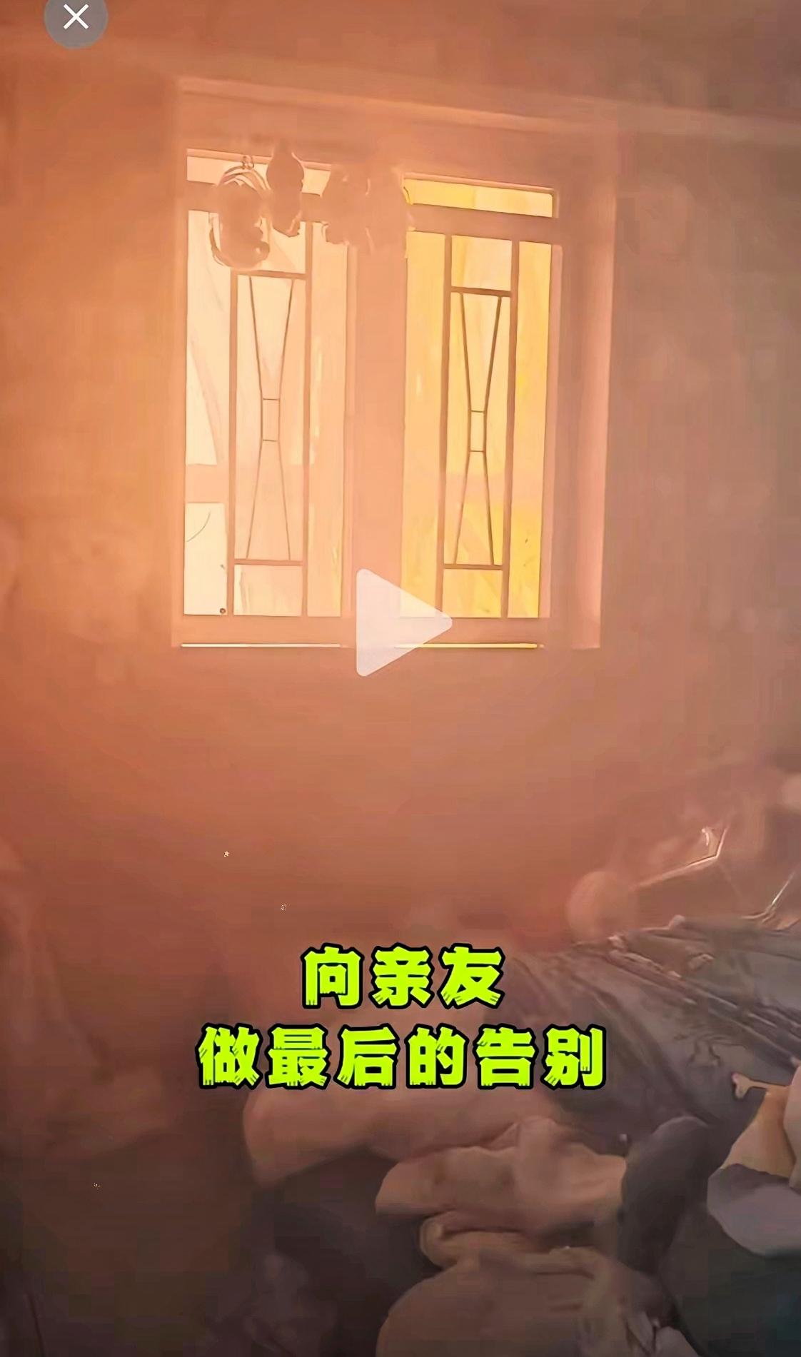 香港大埔居民李先生在家休息，突然接到妻子电话：起火了，快跑！他换好衣服刚要出门，