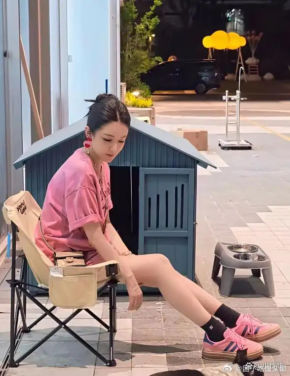 太治愈了！薇娅身怀二胎依偎丈夫身旁，不刻意扮少女却自带清爽元气，尽显成熟女性独有