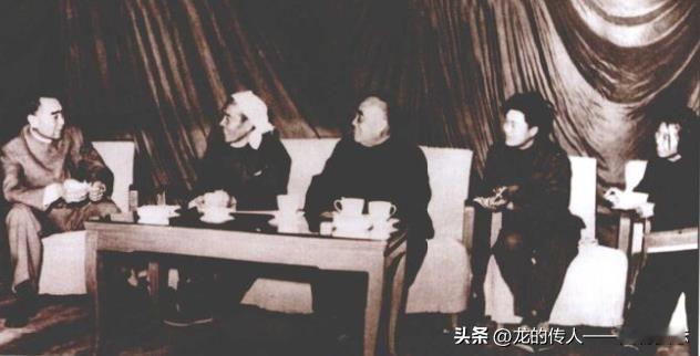 1964年12月26日，周恩来总理和朱德委员长与邢燕子等人座谈。