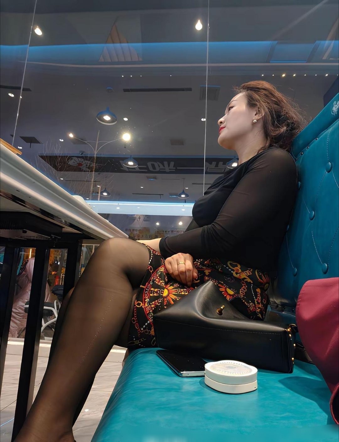 见过世面的女人，从来都自带底气。她坐在这里，不慌不忙，举手投足间，全是大哥女人的