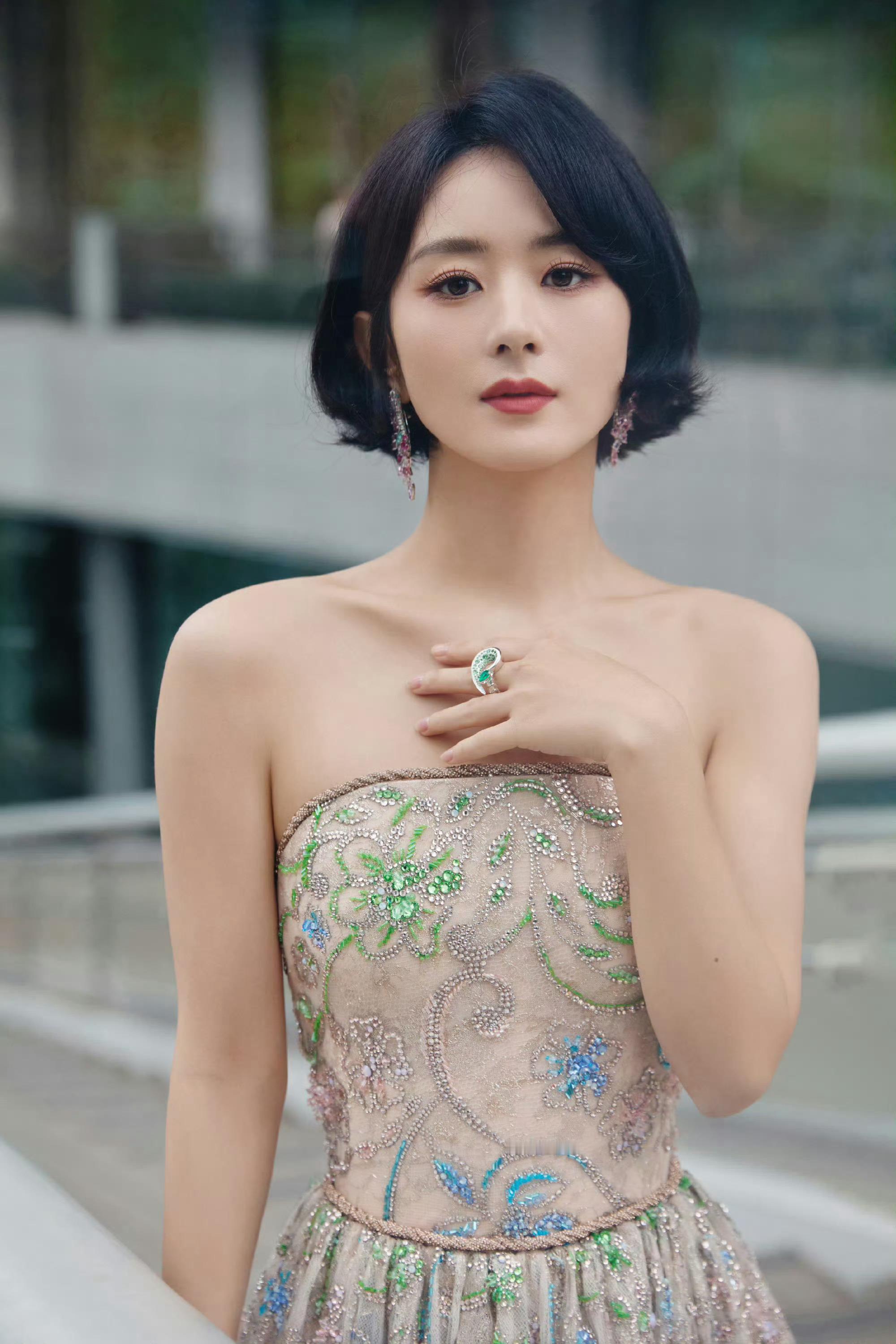 出席第37届东京电影节开幕红毯的 穿着Armani Privé 2024春夏高定