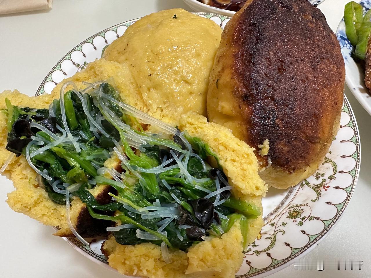 什么海参鲍鱼大龙虾，就媳妇做这玉米面菜饼子，红烧小鲫鱼，就说你能吃几个就完了