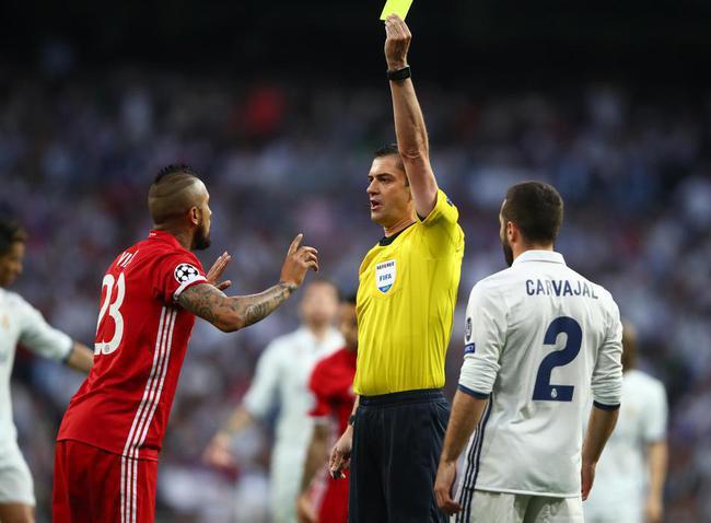 前拜仁注席鲁梅尼格近日接受采访时，被问及接下来的欧冠对手皇马：“他们的球场气势逼