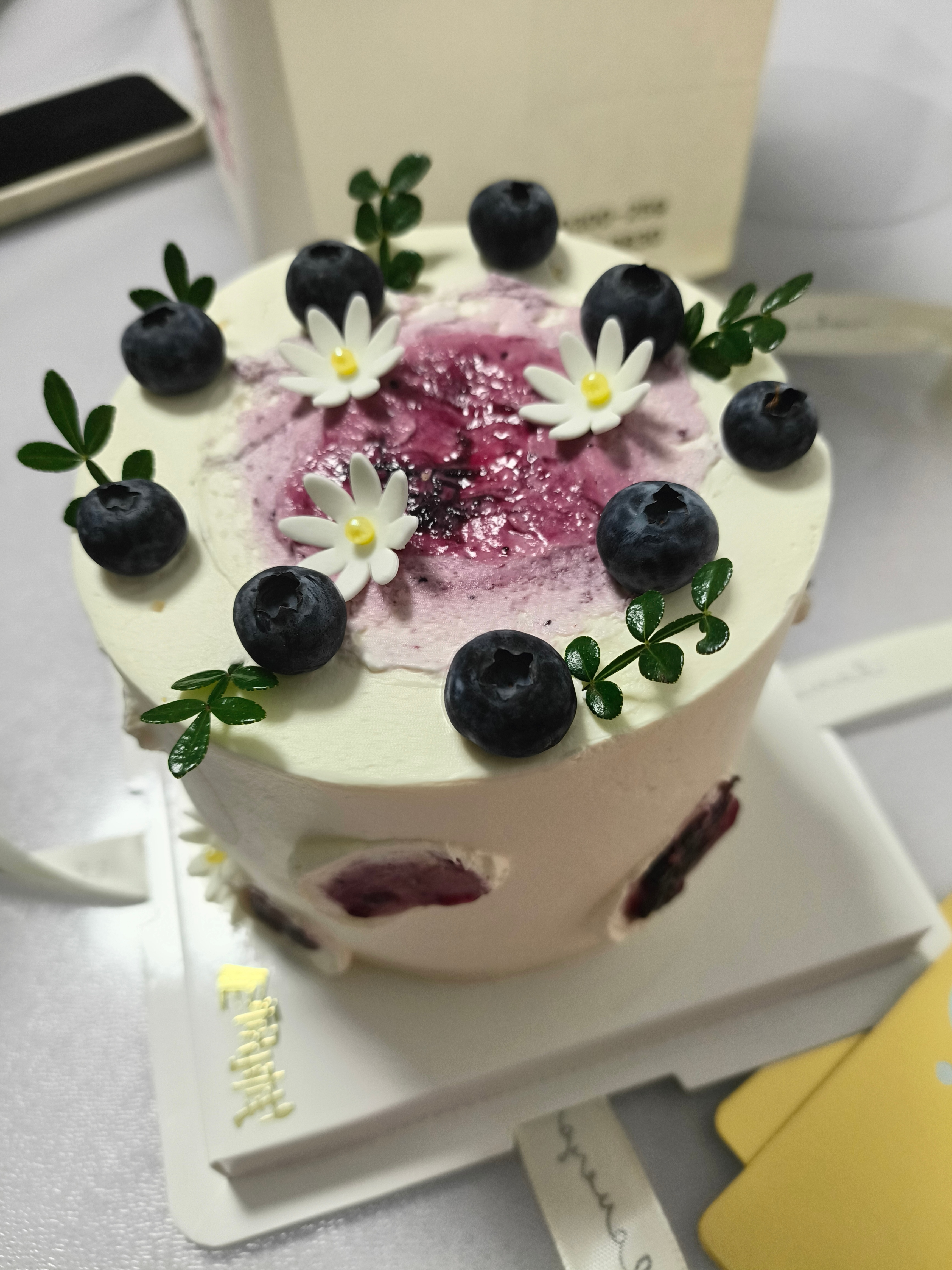 心想着减肥可是看到美食走不动咋办。妹妹买的小蛋糕🧁，看这就想吃😋，管他哪，先