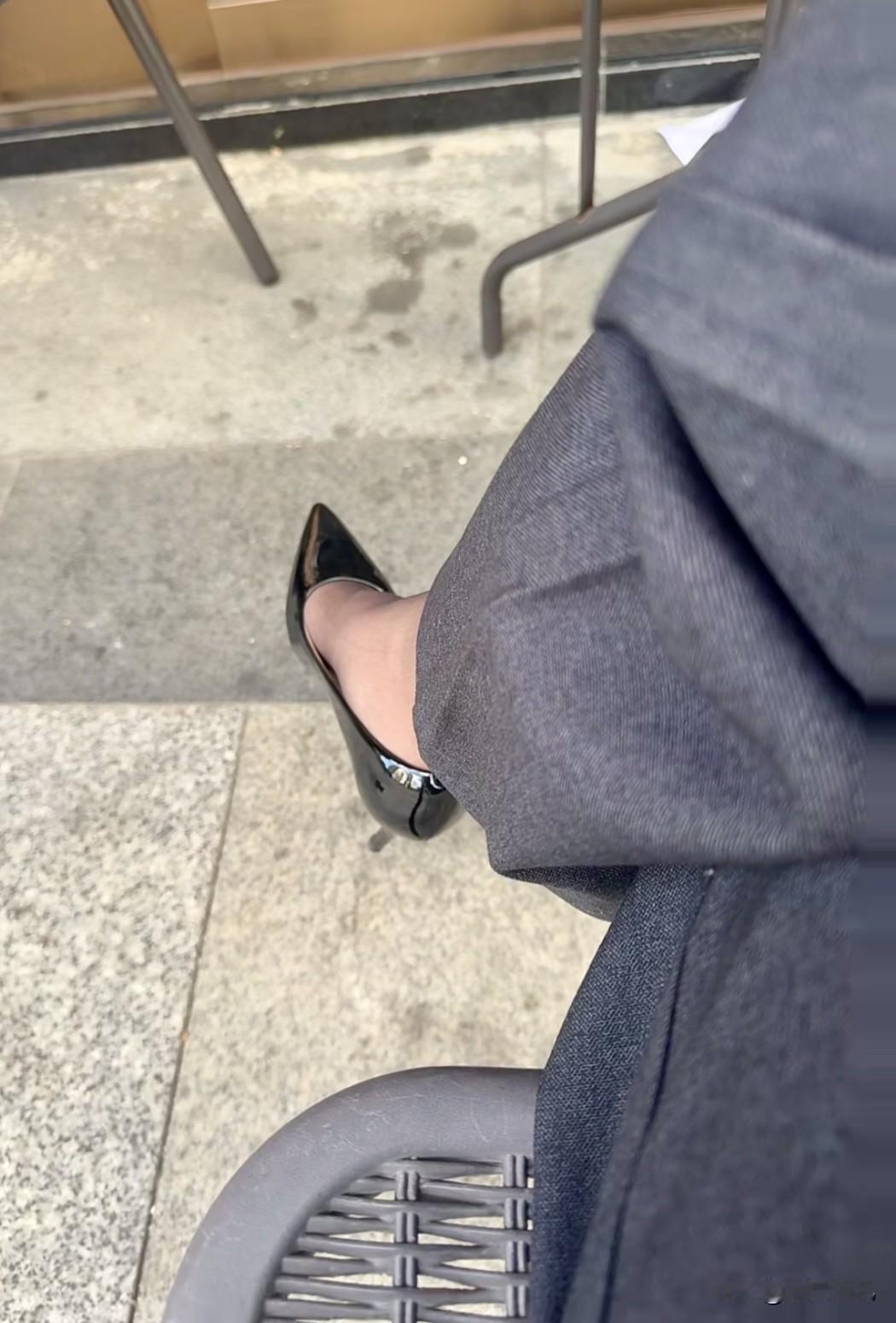 谁懂啊家人们！职场穿搭的又好笑又社死瞬间来了😂

入了双8cm铆钉高跟鞋，上脚