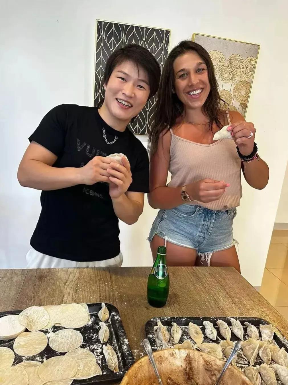 工作归工作，朋友归朋友。即便在拳台上被张伟丽揍了个半死，也不影响乔安娜过来一起包