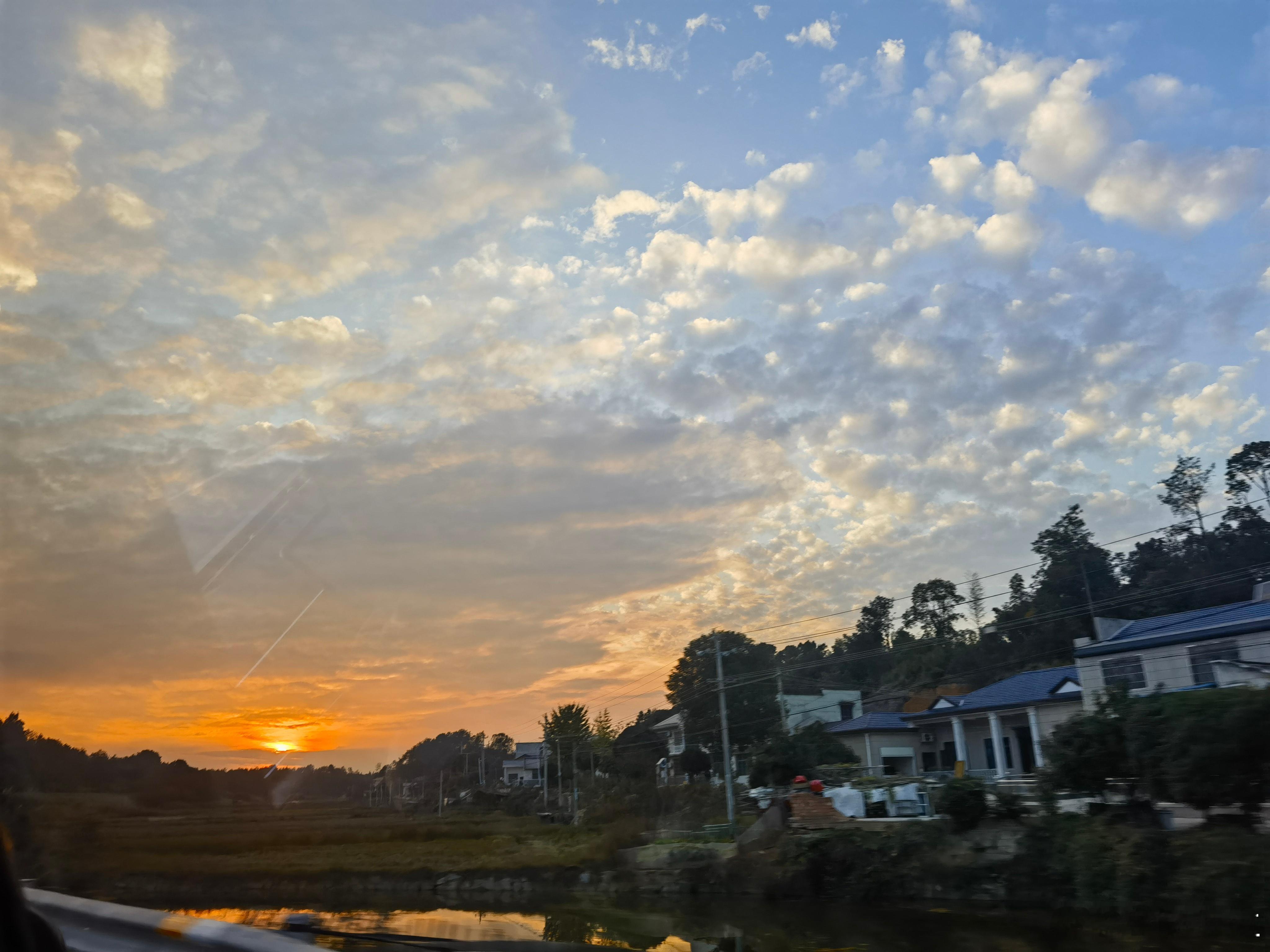 我怕来不及昨夜整理书架，指尖触到一本布面笔记，封皮上女儿两岁时的涂鸦已泛黄——画