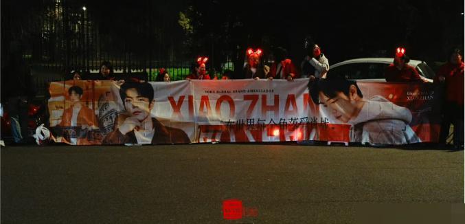 米兰秀场外的红色，等了一整夜。海外小飞侠天没亮就把场地布置好，红红火火的喜庆劲儿