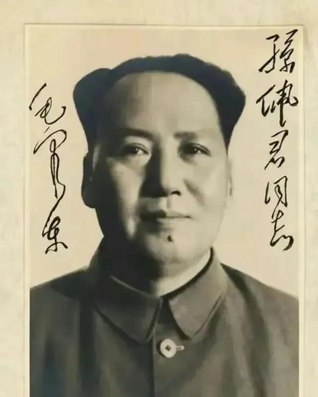 毛主席的两张签名照，拍出263.5万元！毛主席签名照片，从目前来看就发现了四张，