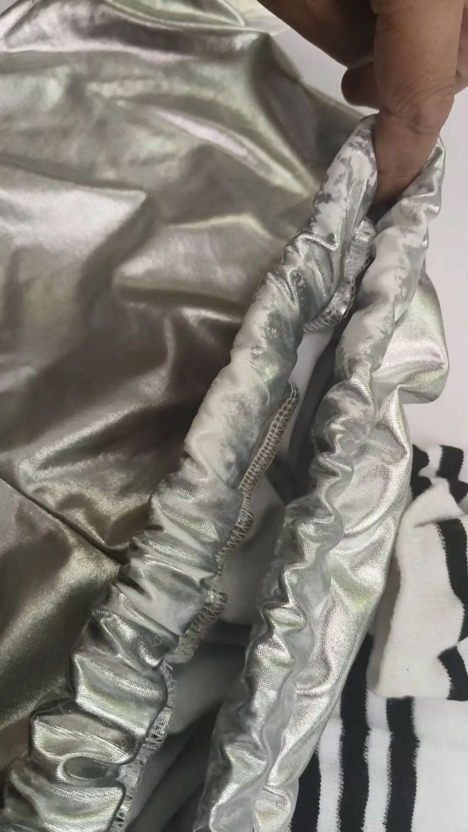 #商家出招防演出服穿完就退# 【儿童节演出服穿完就退？ 商家为防“六一”退货潮，