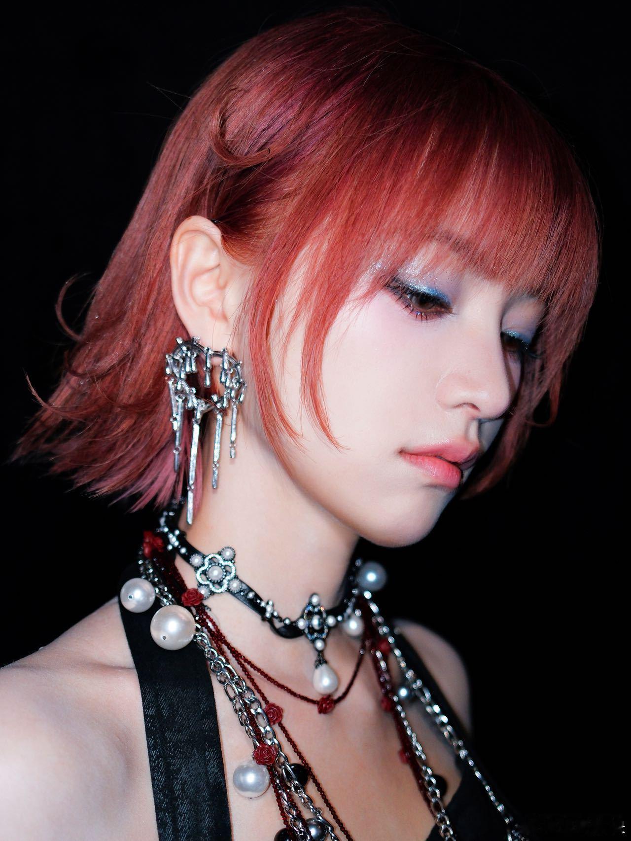 黄灿灿进步好大 现在的黄灿灿完全全方位在线，演戏有层次唱歌也好听，不再是青涩稚嫩