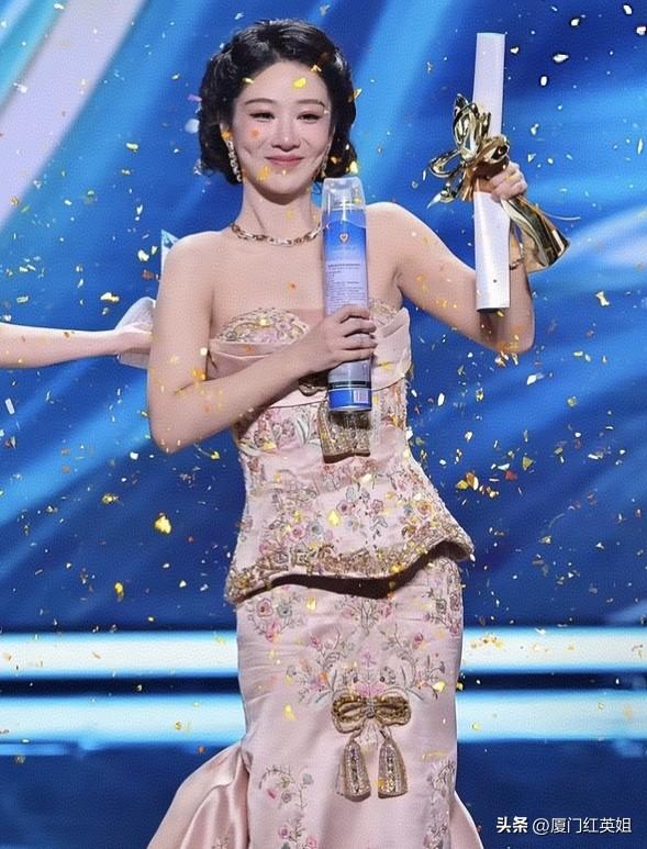 90后杨紫在第31届白玉兰的获奖感言，哭的稀里哗啦，核心几点:
 1. 开场先辟