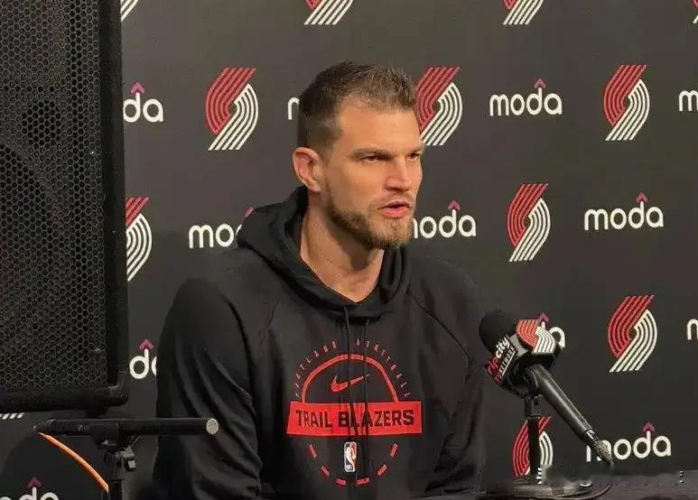 采访中被问到杨瀚森，开拓者主教练一声叹气！

今天开拓者对阵魔术的比赛开始前，开