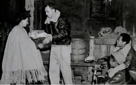 1943年左右，美国飞行员误入了彝族深山区，被彝人误以为是天菩萨下凡，派4名赤身