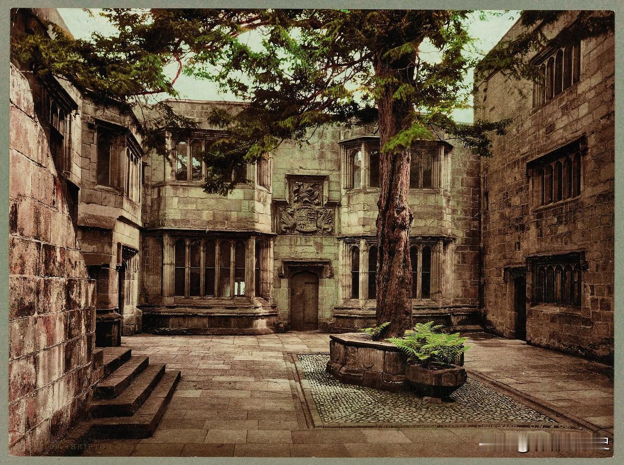 在斯基普顿城堡古老的诺曼入口之后，隐藏着一颗瑰宝——导水庭院，这座庭院由石板和鹅