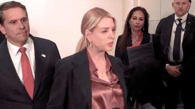 特朗普把她解雇了！这名金发女高官曾苦苦哀求，但仍被无情抛弃

4月2日，特朗普正