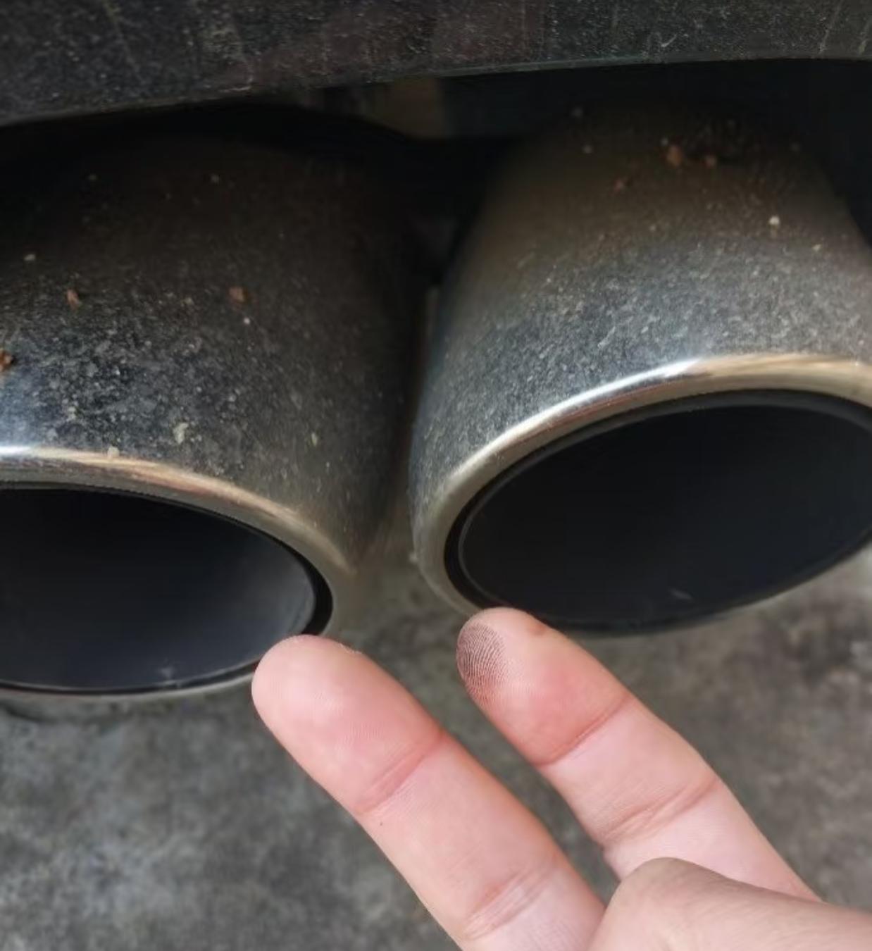 排气管发黑=发动机积碳？真相可能出乎意料！

摸到排气管发黑就断定积碳严重？加油