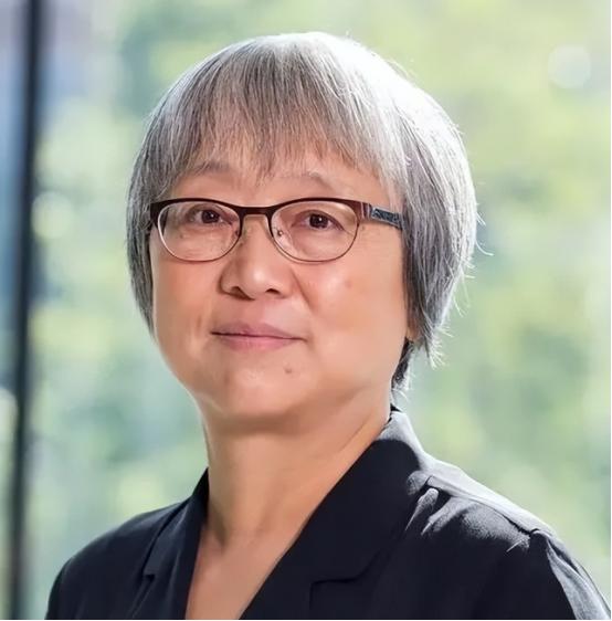 1977年，上海"高考状元"袁钧瑛通过公费出国深造，却选择留在国外，甚至加入了外