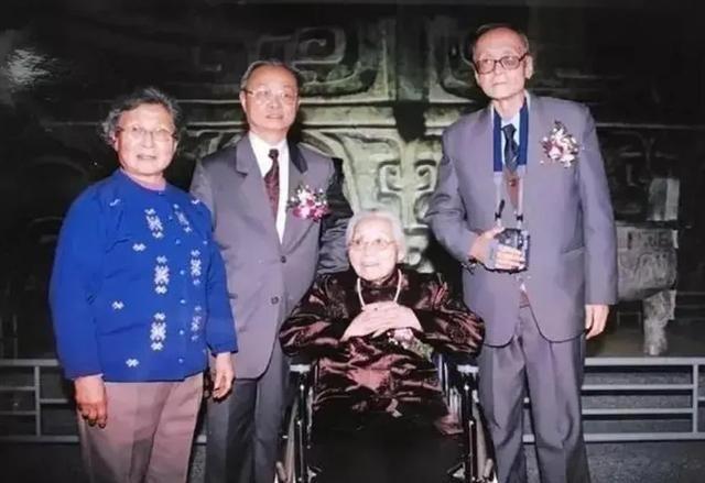 1925年，苏州豪门潘祖年病重。临终前，他支开旁人，只留下20岁的孙媳妇，厚着脸