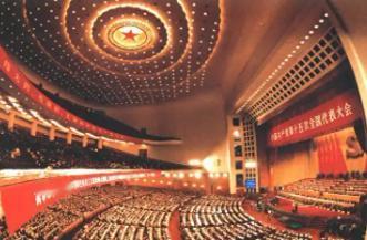 江怡臻说，一脚踏进人民大会堂的大门，整个人立刻就变了。脚刚迈进去，整个人的姿势都