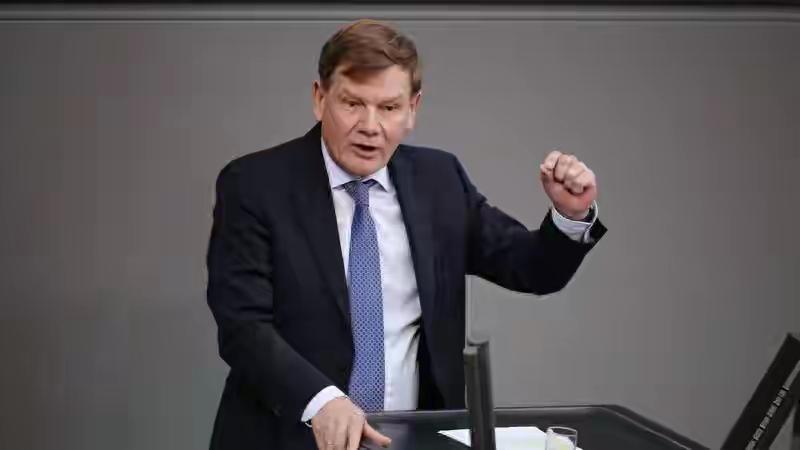 德国外长取消访华，不是他不想来，是我们不太欢迎，不会理会他的无理请求，自觉没脸，