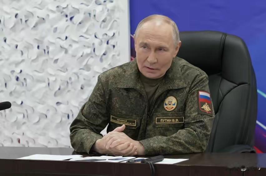 普京穿上军装，视查一线部队。
不能在谈判中得到的东西，就在战场上得到。

普京已