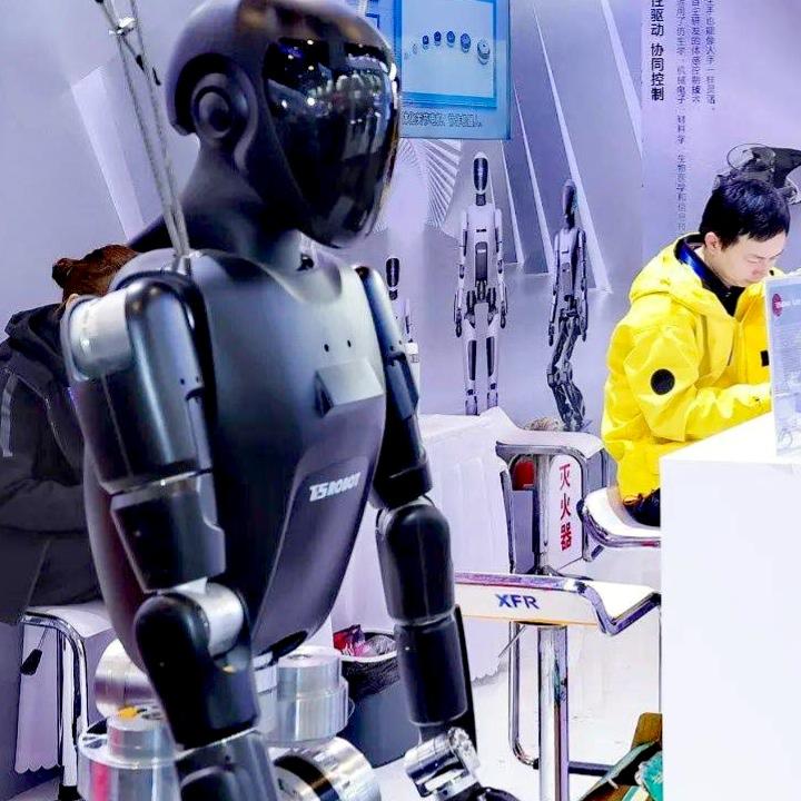 人形机器人“打螺丝”已经上岗！
1. 人形机器人在宁德时代应用
 宁德时代中州基