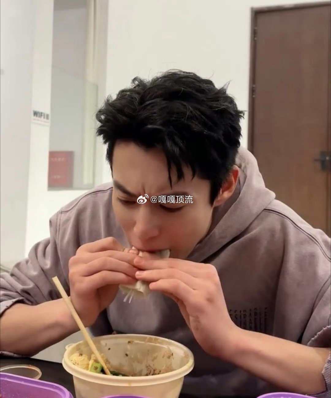 王鹤棣吃东西有种白白胖胖的幸福感   谁刷到王鹤棣吃关东煮的片段不被戳中啊！ 他