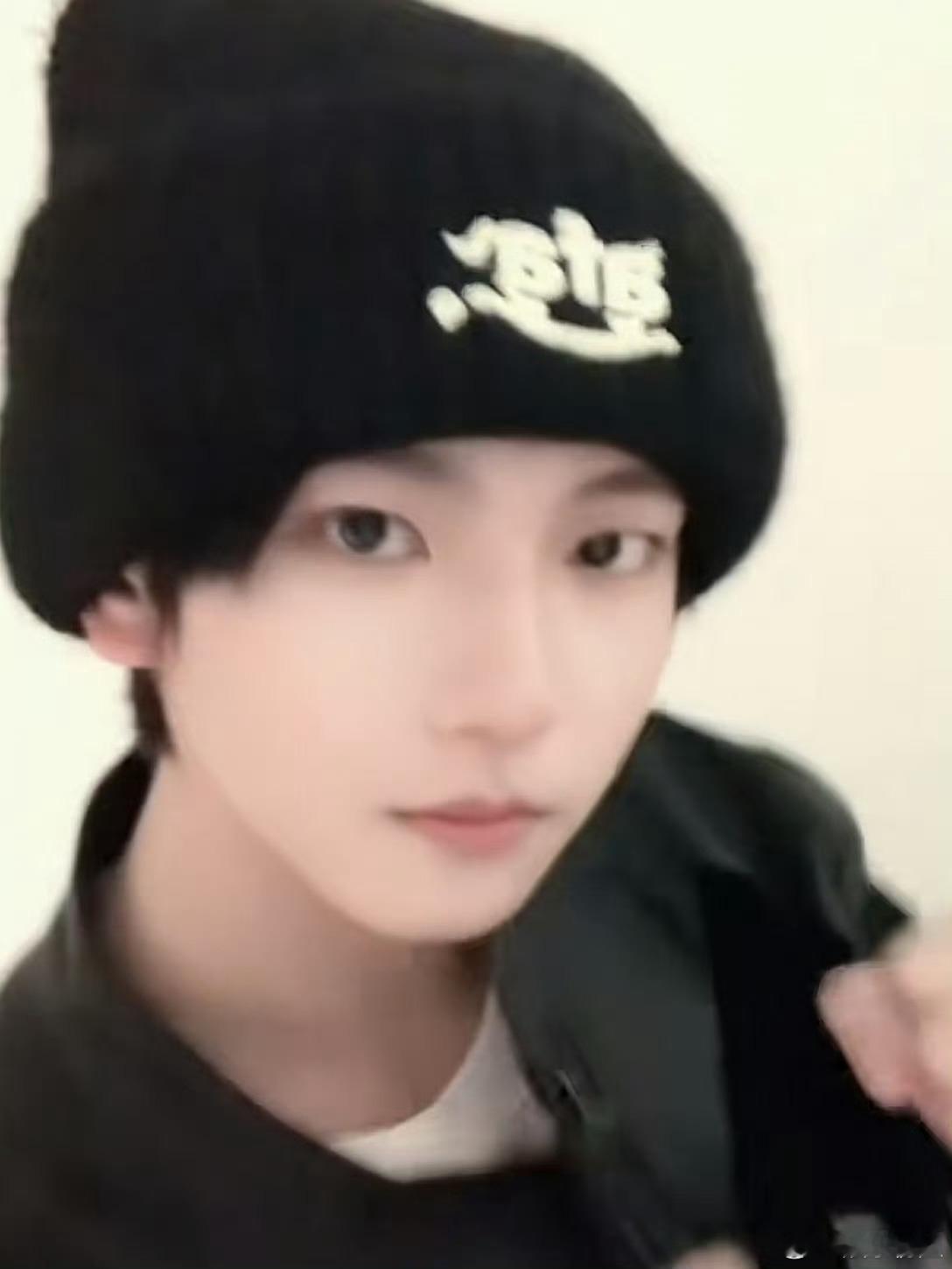 穆祉丞发的是厂牌新logo穆祉丞高会更新了一张徽章设计图，被广泛解读为其所属音乐